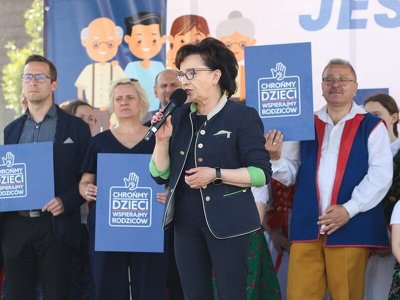 Marszałek Elżbieta Witek zachęcała do składania podpisów. Chodzi o ochronę dzieci