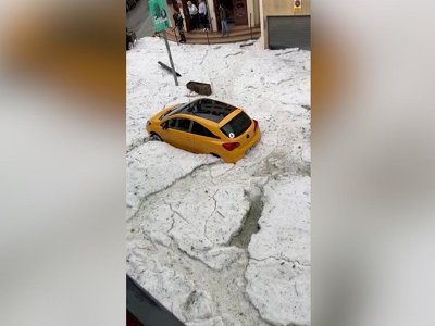 Ulice pokryte lodem i uwięzione samochody