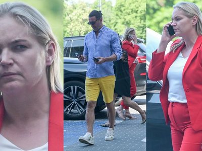 Dominika Chorosińska prowadzi przez telefon ożywioną rozmowę, stojąc przy aucie... Radosława Majdana (ZDJĘCIA)