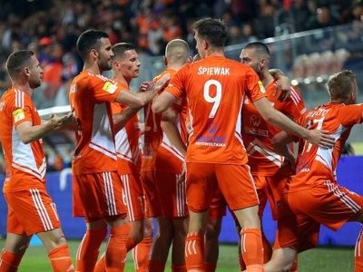 Bruk-Bet Termalica Nieciecza kontra Puszcza Niepołomice. Te dwa kluby zagrają o awans do Ekstraklasy w finale baraży