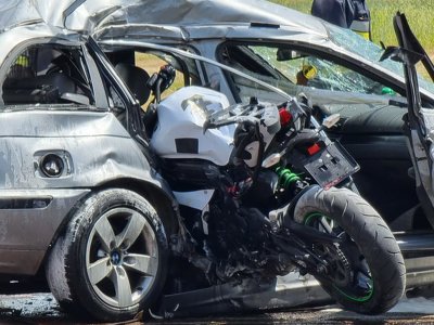 Motocyklista wbił się w samochód osobowy. Zginął