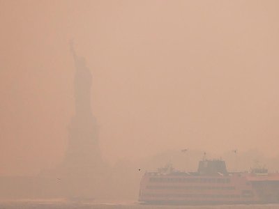 Surrealistyczne niebo nad wschodnim wybrzeżem USA. To efekt dramatu w Kanadzie [GALERIA]