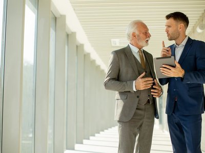 „Trzeba schować ego do kieszeni”. Młodsi kierują i dzielą się wiedzą, starsi słuchają i się uczą. Czym jest mentoring odwrócony?