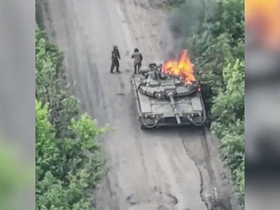 Rosyjski czołg w ogniu. Nagranie