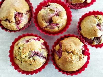 Owsiane muffinki z truskawkami. Wypróbuj przepis na pyszny deser na lato w odchudzonej wersji. Zrobisz je bez glutenu, cukru i bez masła