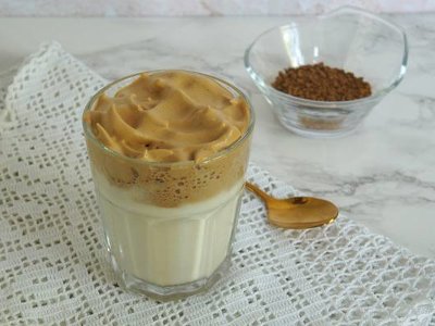 Od TikToka do twojej szklanki. Przepis na fenomenalną kawę po koreańsku z 4 składników. Zobacz, jak zrobić dalgona coffee