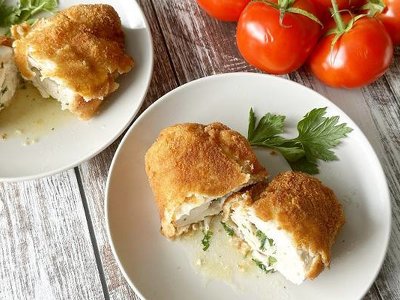 Delikatne kotlety de volaille. Polecamy prosty przepis na popisowe danie na obiad. Kotlety są soczyste i bardzo aromatyczne