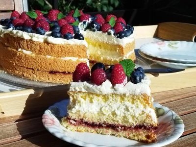 Lekki tort z kremem i owocami. Idealny na specjalną okazję. Poznaj najprostszy przepis na tort urodzinowy, który zawsze się udaje i zachwyca