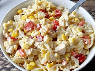 Szybka sałatka z kurczakiem i makaronem oraz pysznym sosem curry – będzie hitem na każdej imprezie. Polecamy przepis na prostą przekąskę