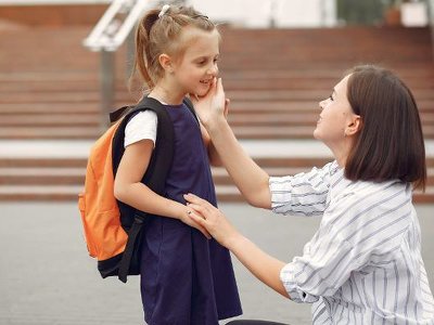 Tego boją się rodzice pierwszoklasistów. Psycholog wskazuje lęki dorosłych i podpowiada, jak sobie z nimi radzić
