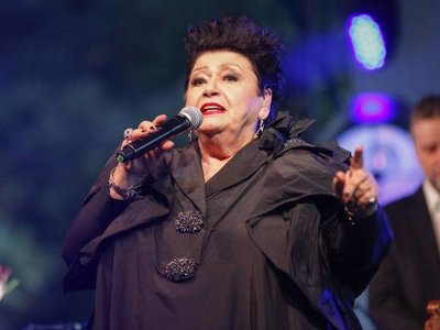 Ewa Bem jako dziecko przeżyła biedę, porzucenie przez ojca i depresję mamy. W dorosłym życiu spotkała ją wielka miłość i ogromna tragedia