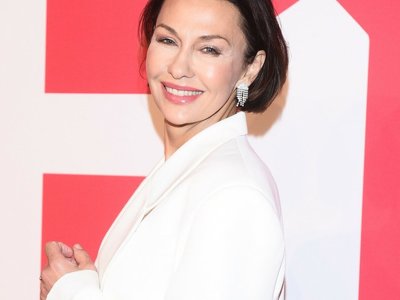 Anna Popek eksponuje nogi w różowej koszuli. Tak żegna wakacje