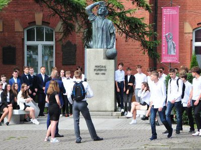 Ławka Kopernikańska i fresk na ścianie szkoły. W Krośnie uczczono 550-lecie urodzin wielkiego astronoma i patrona I LO [ZDJĘCIA]