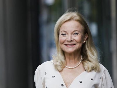 Sukienka Laury Łącz robi cuda z kobiecą figurą! Ta kreacja wysmukli sylwetkę, ukryje pelikany i wizualnie odejmie 10 lat!