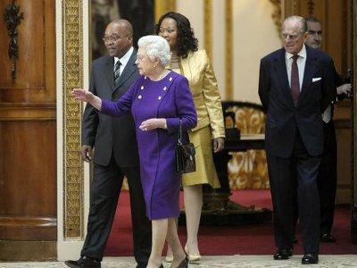 Królowa Elżbieta II lubiła kapelusze i garsonki, ale jej stroje przekazywały sobą coś więcej. To warto wiedzieć o kreacjach monarchini!