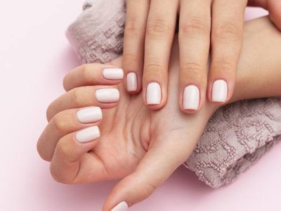 Na czym polega manicure kombinowany? Dzięki niemu twoje paznokcie hybrydowe będą idealne nawet przez 3 tygodnie!