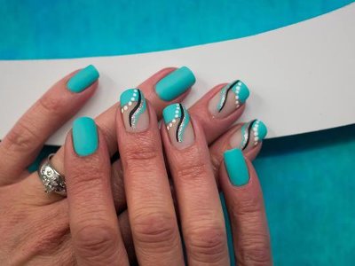 Modne paznokcie na jesień inspirowane latami 70. Manicure swirl nails w stylowych kolorach dopasowanych do pory roku