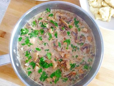 Soczysty gulasz ze schabu – pyszny i pożywny obiad dla całej rodziny. Polecamy niezawodny przepis na schab z pieczarkami w sosie śmietanowym