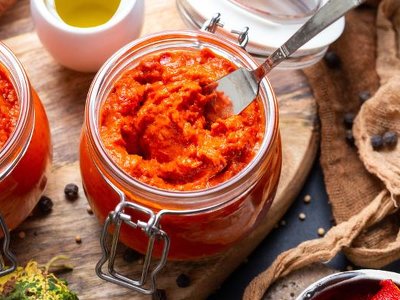 Pasta ajvar dla fanów papryki. Poznaj przepis na bałkański przysmak. Ten sos ożywi smak kanapek i grillowanego mięsa