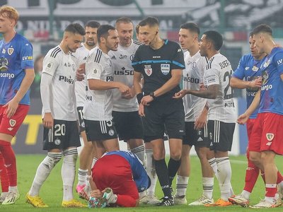 Utarczki słowne, kontrowersje i zarzuty. Buzuje pomiędzy trenerami Legii i Piasta
