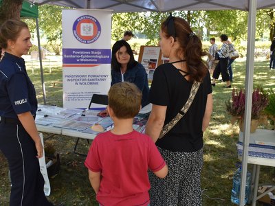 Policjanci na pikniku ekologicznym