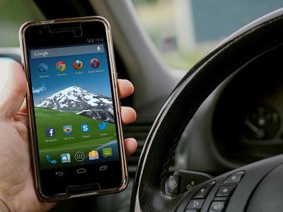 Kodeks drogowy. Mandaty do 2,6 tys. euro za używanie telefonu w czasie jazdy