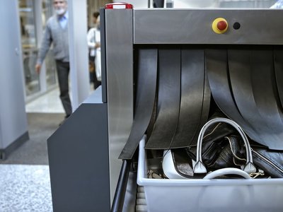 Akcja celników na lotnisku. W bagażu znaleźli 103 kg wędlin