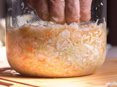 Ten przetwór zrobisz łatwo w domu, by korzystać z jego zdrowotnej mocy. Kiszenie kapusty bez tajemnic. Wypróbuj też łatwy przepis na sok