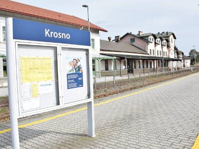 Dworzec PKP w Krośnie zostanie zmodernizowany. Znalazł się na liście Programu Inwestycji Dworcowych [ZDJĘCIA, WIZUALIZACJE]