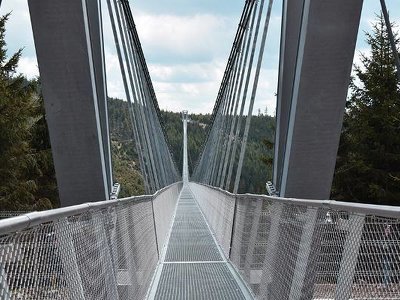 Sky Bridge 721, czyli najdłuższy most wiszący na świecie. Wspaniała atrakcja tuż za polską granicą. Ile kosztują bilety?