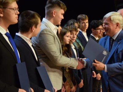 Krosno ma program wspierania edukacji młodych talentów. Stypendia w jego ramach rozdano podczas uroczystej gali w RCKP [ZDJĘCIA]