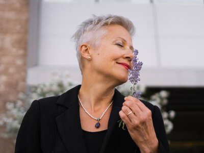 Krótka fryzura damska? Czemu, nie! Zobacz modne cięcia idealne dla kobiet 50 plus i nastolatek. W nich odmłodniejesz o 10 lat