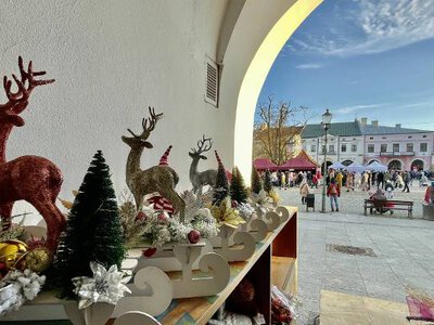 Jarmark Świąteczny w Rynku i Kiermasz Świąteczny w RCKP w Krośnie. Okazja by zrobić zakupy i poczuć klimat świąt