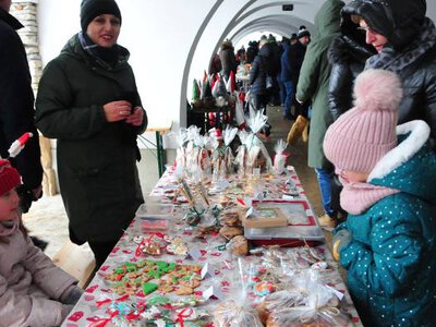 Bogactwo bożonarodzeniowych ozdób, prezentów i smakołyków na Jarmarku Świątecznym w Krośnie [ZDJĘCIA]