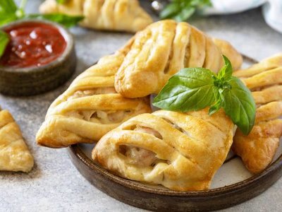 Szybkie paszteciki z pieczarkami do barszczu czerwonego. Niezawodny przepis z ciasta francuskiego. Idealne dla niezapowiedzianych gości