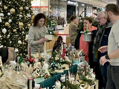 Świąteczny jarmark rękodzieła w galerii Vivo w Krośnie. Kupisz piękne dekoracje i prezenty i wesprzesz szlachetny cel [ZDJĘCIA]