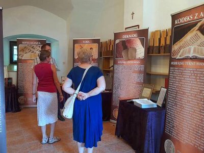 Blisko 1500 eksponatów w Iwoniczu! Wystawa Biblii po reorganizacji czeka na zwiedzających