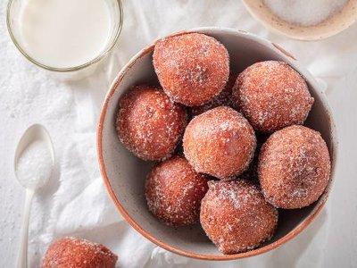 Błyskawiczne keto pączki bez drożdży. Nie musisz czekać, aż ciasto wyrośnie. Zrobisz je w mig. Pomysł na ketogeniczny tłusty czwartek