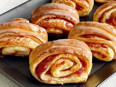 Smakowite drożdżowe bułeczki z dżemem na karnawał. Te wypieki zawsze się udają. Wypróbuj przepis na domowe drożdżówki do kawy