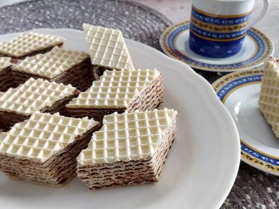 Wafle z mlekiem w proszku to prawdziwy rarytas. Poznaj pyszny deser z lat PRL-u. Oto przepis na wafle à la Pischinger
