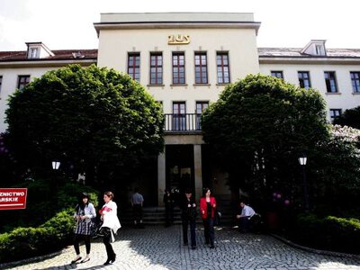 Trzynasta emerytura 2024 - tabela wypłat netto. Kiedy wypłata i ile na rękę? Oto wyliczenia