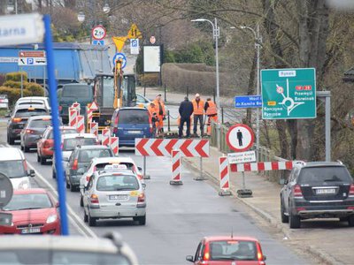 Kierowcy, szykujcie się na korki. Ruszyła przebudowa ronda Solidarności w Krośnie. Utrudnienia potrwają pięć miesięcy [ZDJĘCIA]