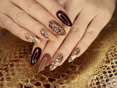 Najmodniejsze brązowe paznokcie to tiramisu nails. Ten manicure inspirowany jest najsmaczniejszym włoskim deserem