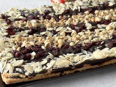Fenomenalny mazurek czekoladowy. Pięknie wygląda i pysznie smakuje. Sprawdź przepis na najlepszy mazurek wielkanocny z polewą czekoladową