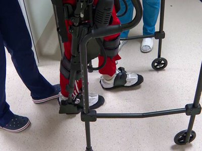 Robot pomaga stawać na nogi