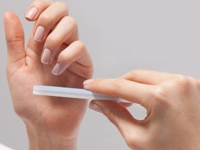 Oto najpiękniejsze paznokcie na świecie. Micro french to delikatna odsłona francuskiego manicure’u. Ta stylizacja pasuje każdej kobiecie