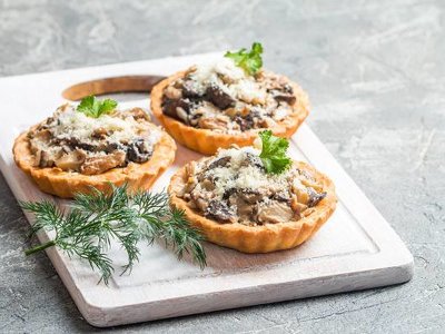 Na przystawkę wypróbuj wytrawne tartaletki. Robię je na kruchym cieście i wypełniam farszem pieczarkowym. Znikają do ostatniego okruszka
