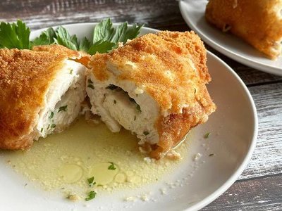 Wyśmienity kotlet de volaille. Polecamy prosty przepis na popisowe danie obiadowe. Kotlety są soczyste i bardzo aromatyczne