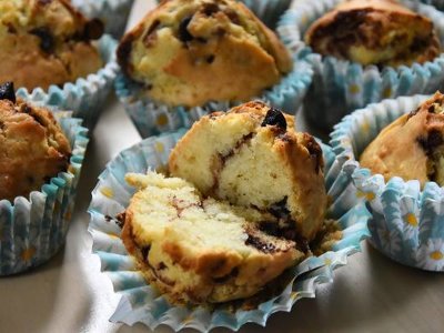 Wilgotne muffiny z kawałkami czekolady na deser. Robię je dla niezapowiedzianych gości. Szybkie, tanie i smaczne małe co nieco