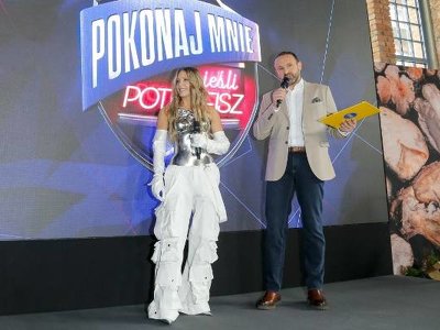Małgorzata Rozenek na press day „Pokonaj mnie, jeśli potrafisz” niczym wojowniczka. Celebrytka ma na sobie strój, przypominający... zbroję